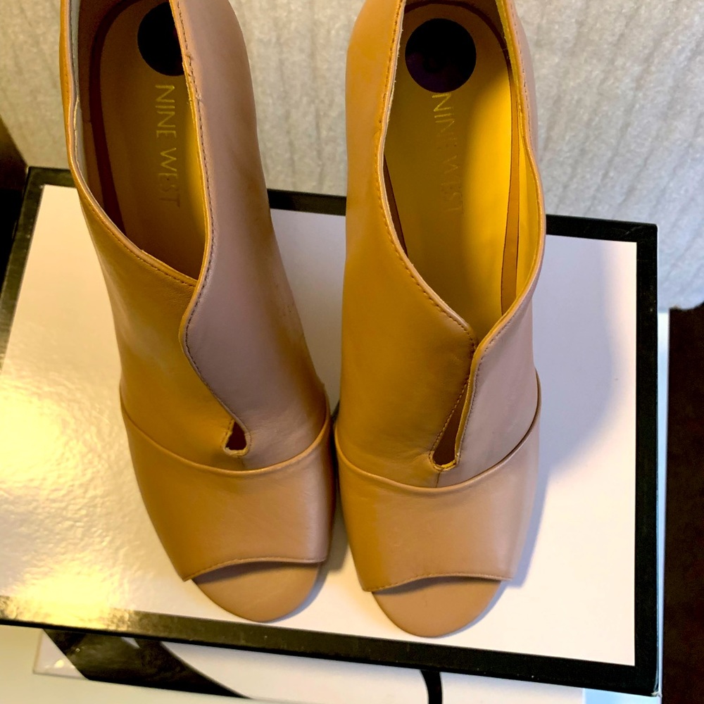 Beatiful leather pair of Nine West open toe heels
